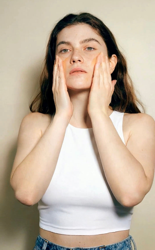 Hormonelle Akne: Pflegeroutine, die wirklich passt